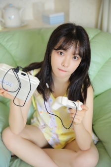 慢慢扒掉美女的衣服